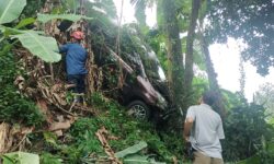 Perbaiki Mobil Rem Tangan Dilepas, Xenia Nyaris Terempas ke Jurang di Samarinda