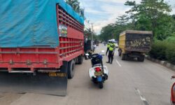 Polantas Tertibkan Truk Parkir di Jalanan Samarinda