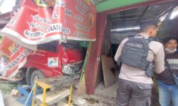 Truk Muatan Elpiji 3 Kg Seruduk Motor dan Warung Makan, Tiga Luka-luka