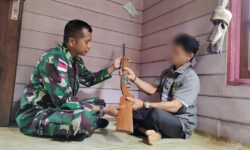 Percaya TNI, Warga Perbatasan RI Serahkan Senpi ke Satgas Yornamed 5 Pancagiri