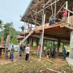 Manunggal TNI-Rakyat, Satgas Yonarmed 5 Pancagiri Bantu Bangun Rumah Singgah di Mahakam Ulu