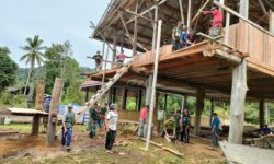 Manunggal TNI-Rakyat, Satgas Yonarmed 5 Pancagiri Bantu Bangun Rumah Singgah di Mahakam Ulu