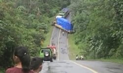 Memalang Jalan KM 73 Poros Samarinda-Bontang, Trailer Ditarik Truk Tangki