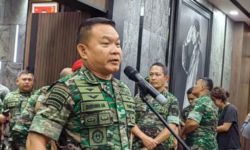 Kasad Berangkatkan Pasukan TNI-AD Tangani Aksi Teror KKB di Papua