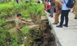 Walikota Samarinda Tinjau Badan Jalan ke Perumahan Korem yang Terancam Patah