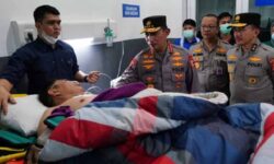 Kapolri Jenguk Rombongan Kapolda Jambi di RS dan Sampaikan Terima Kasih Ke Semua Pihak