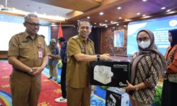 Wagub Serahkan Bantun Senilai Rp10 Miliar bagi Pelaku UMK/IKM di Samarinda dan Kukar