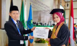 Wisudawan Terbaik UIN Walisongo Seorang Jurnalis