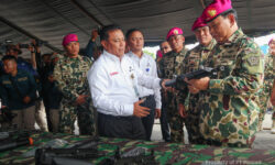 Prabowo Serahkan Senjata Produk Pindad ke Marinir