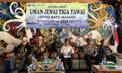 Prajurit Satgas Pamtas Yonarmed 5 Pancagiri – Masyarakat Silaturahmi di Acara Uman Jenai Tiga Tawai
