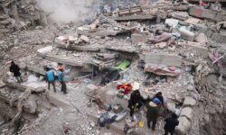 Secercah Harapan di Antara Reruntuhan Bangunan Usai Gempa di Turki