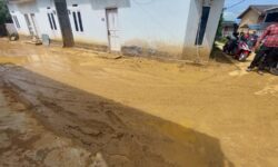 Puluhan Rumah Diterjang Banjir Lumpur di Samarinda, Rusak Dua Motor