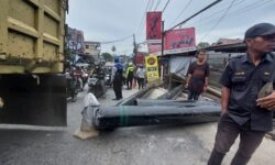 Cerita Markin Sopir Truk Muat 10 Pipa Baja yang Terguling di Gunung Manggah