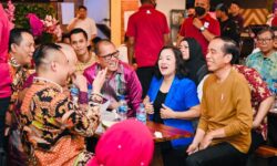Momen Jokowi Makan Durian Bareng Pemimpin Redaksi