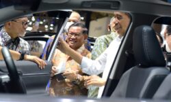 Jokowi Ajak Industri Otomotif Berorientasi Ekspor