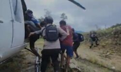 TNI-Polri Berhasil Evakuasi 20 Korban Sandera KKB, Satu Masih Dicari