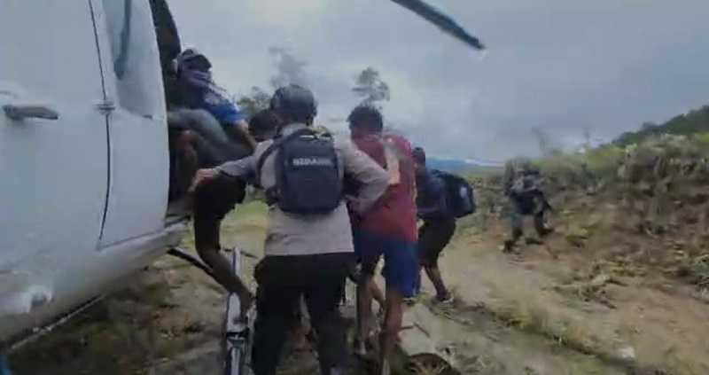 TNI-Polri Berhasil Evakuasi 20 Korban Sandera KKB, Satu Masih Dicari