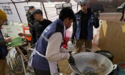 Mahasiswa Indinesia di Turki jadi Relawan Sajikan Makan dan Minum EMT dan USAR