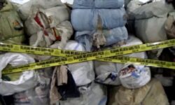 Polisi-Satgas Kemendag Temukan Ratusan Bal Pakaian Bekas Selundupan di Makassar
