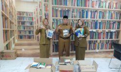 DPK Samarinda Salurkan Buku Gawal ke SDN 007 Samarinda Ulu