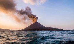 Erupsi Gunung Anak Krakatau Setinggi 600 Meter