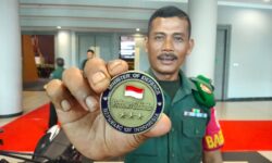 Kopka Azmiadi Terima PIN Penghargaan dari Menhan