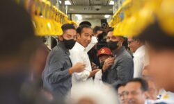 Jajal Kereta di Sulsel, Jokowi: Nyaman dan Bersih