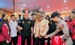 Jokowi Dihadiahi Jaket Perancang Busana Asli Papua