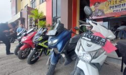 Pemuda Kembar di Samarinda Curi  5 Motor, Dorong Motor Curian Sampai Rumah