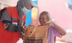Momen Bantuan Sembako Keluarga Bahagiakan para Lansia di Samarinda