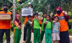 Ceria Anak di Loa Kumbar di Momen Berbagi 80 Paket Kornet Superqurban Rumah Zakat