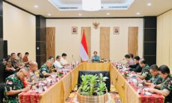 Jokowi  Minta TNI Polri Kawal Pembangunan di Papua