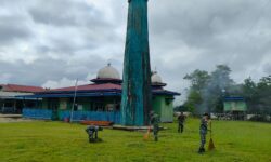 Sambut Ramadhan, Satgas Pamtas Yonarmed 5 Pancagiri-Masyarakat Bersihkan Masjid dan Pemakaman Umum
