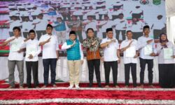 Muhaimin Serahkan 11.473 SHM Tanah Transmigran di Kalsel