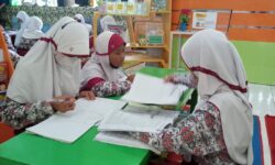 Siswa-siswi SDN 001 Sangatta Utara Gemar Membaca Buku Dongeng dan Komik