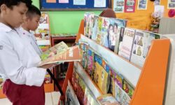 Wujudkan Cinta Buku, Siswa Diberi Hadiah