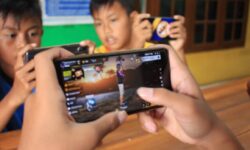 Terlalu Lama Bermain ‘Gadget’ Jadi Penyebab Rendahnya Literasi