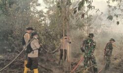 Saat Lebaran Aparat Gabungan Berupaya Padamkan Karhutla di Dumai, Riau