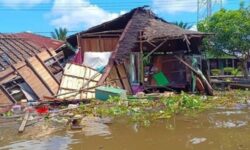 Hanyut, Kapal Tongkang Tabrak 35 Rumah Warga di Tapin Kalimantan Selatan