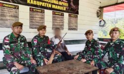 Satgas Pamtas Yonarmed 5/105 Trk Pancagiri Terima Satu Pucuk Senpi Rakitan dari Kegiatan Komsos