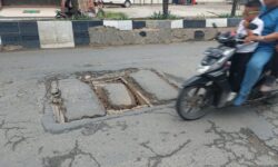 Jalan Berlubang di Samarinda Makan Korban, Anak Terpelanting dan Luka Robek