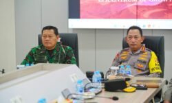 Kapolri dan Panglima TNI Tinjau 91 Comand Center KTT ASEAN 