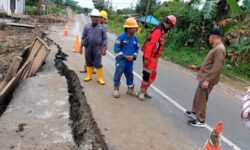 Galian Jaringan Pipa Gas Rusak Jalan Provinsi di Samboja