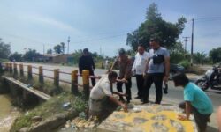 Sabu Behamburan di Jalan Setelah Motor Kurirnya Masuk Sungai