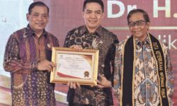 Wali Kota Samarinda Raih Penghargaan Tertinggi Keterbukaan Informasi Publik