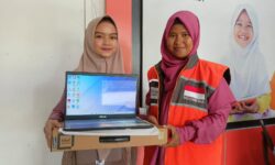 Kisah Della, Gadis Berprestasi yang Dibantu Uang Kuliah dan Laptop dari Rumah Zakat