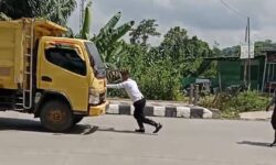 Terabas Jembatan Mahkota II, Truk Tabrak Petugas Dishub dan Nyaris Terpental