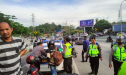 Nekat Masuk Jalur Mobil di Jembatan Kembar, Pemotor Alasan Mau Makan Pentol