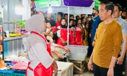 Temui Penjual Makanan, Jokowi Berjalan Kaki di Kawasan Wisata Kuliner Labuan Bajo