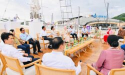 Momen Jokowi Ajak Pemimpin ASEAN Berlayar dan Nikmati Senja di Labuan Bajo
